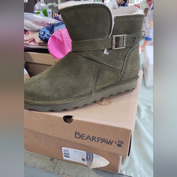 NEW! BearPaw Suede Olive Green Sheepskin Short Pull On Boots Size 11 - Picture 2 of 4